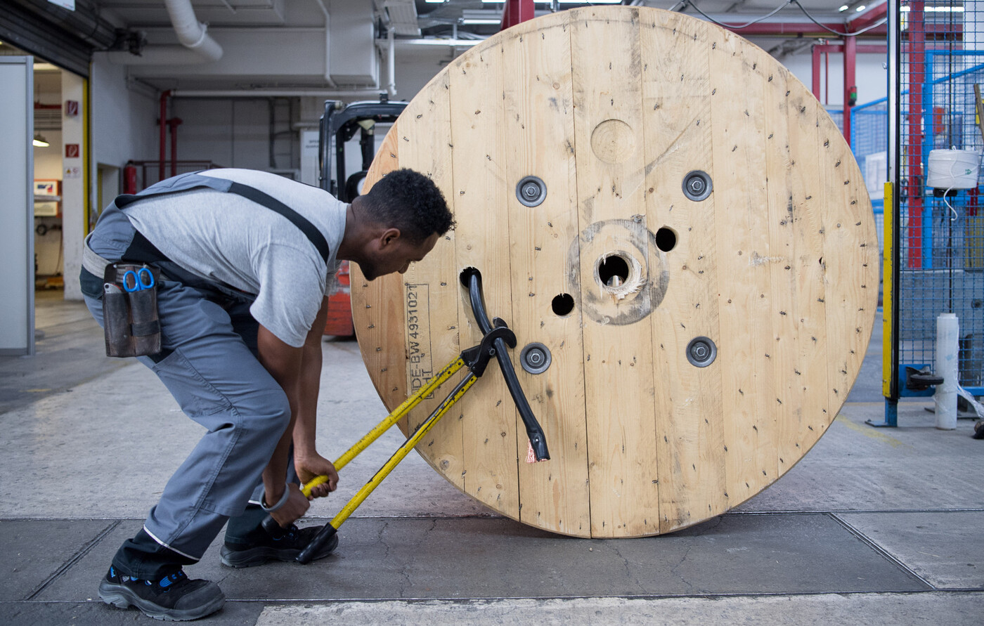 Geflüchteter bei der Arbeit in Ausbildungsbetrieb