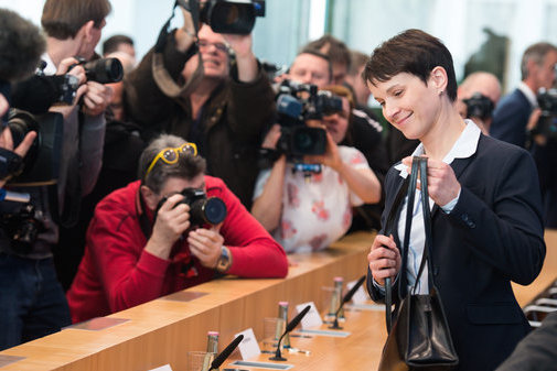 Frauke Petry lächelnd vor Fotografen