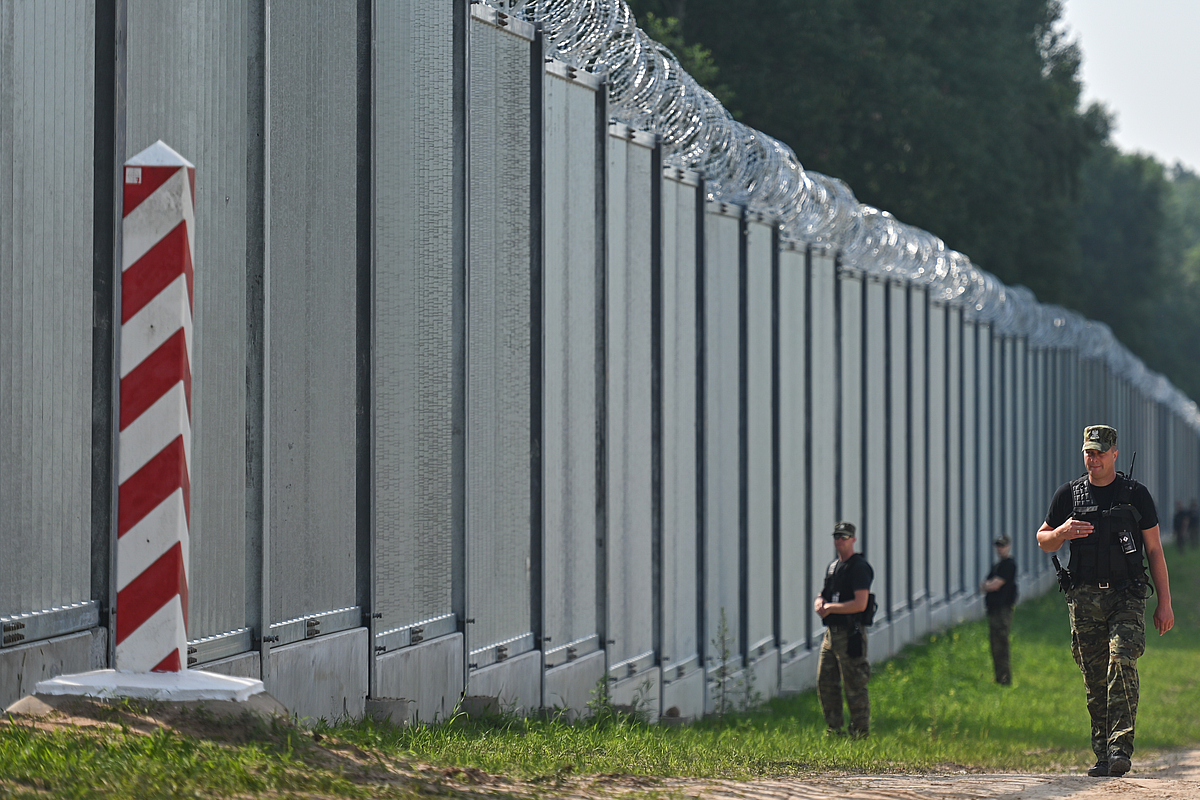 Im Juni 22 wurde die Mauer gegen Migrant*innen an der polnisch-belarussischen Grenze fertig gestellt. 