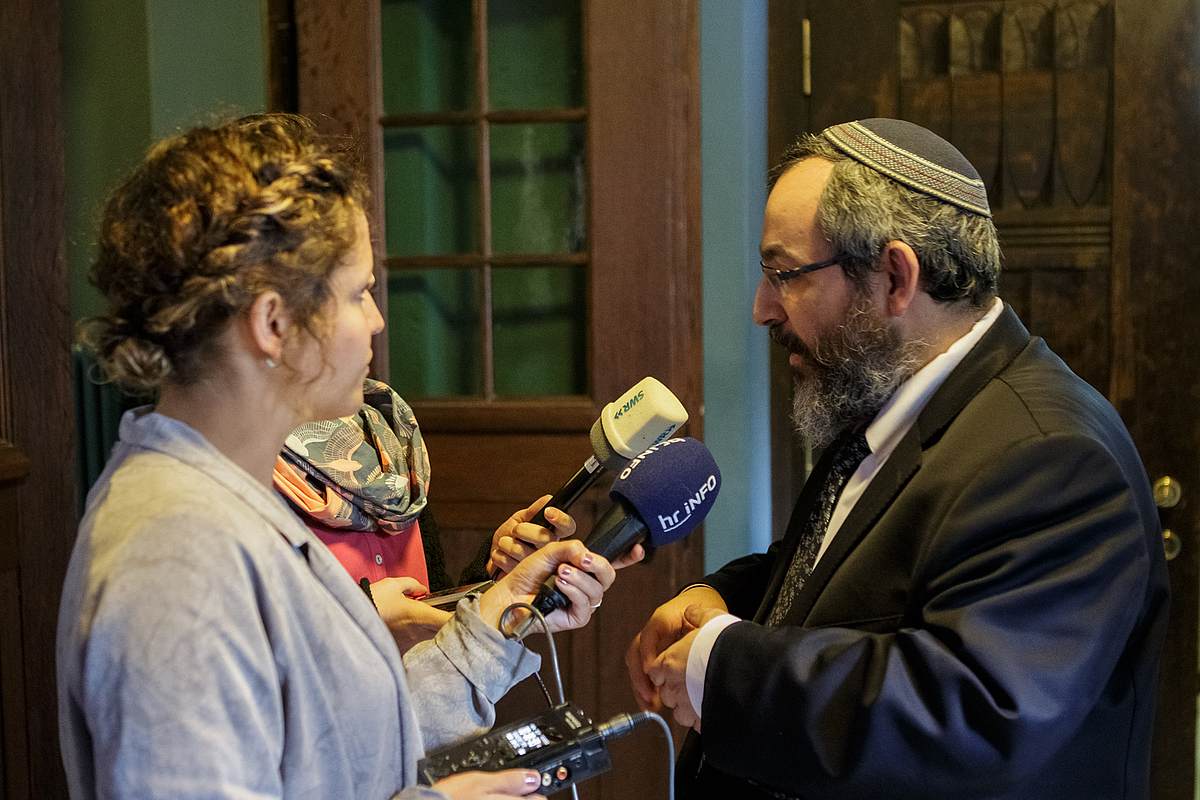 Rabbiner Avichaei Apel wird von zwei Journalistinnen interviewt