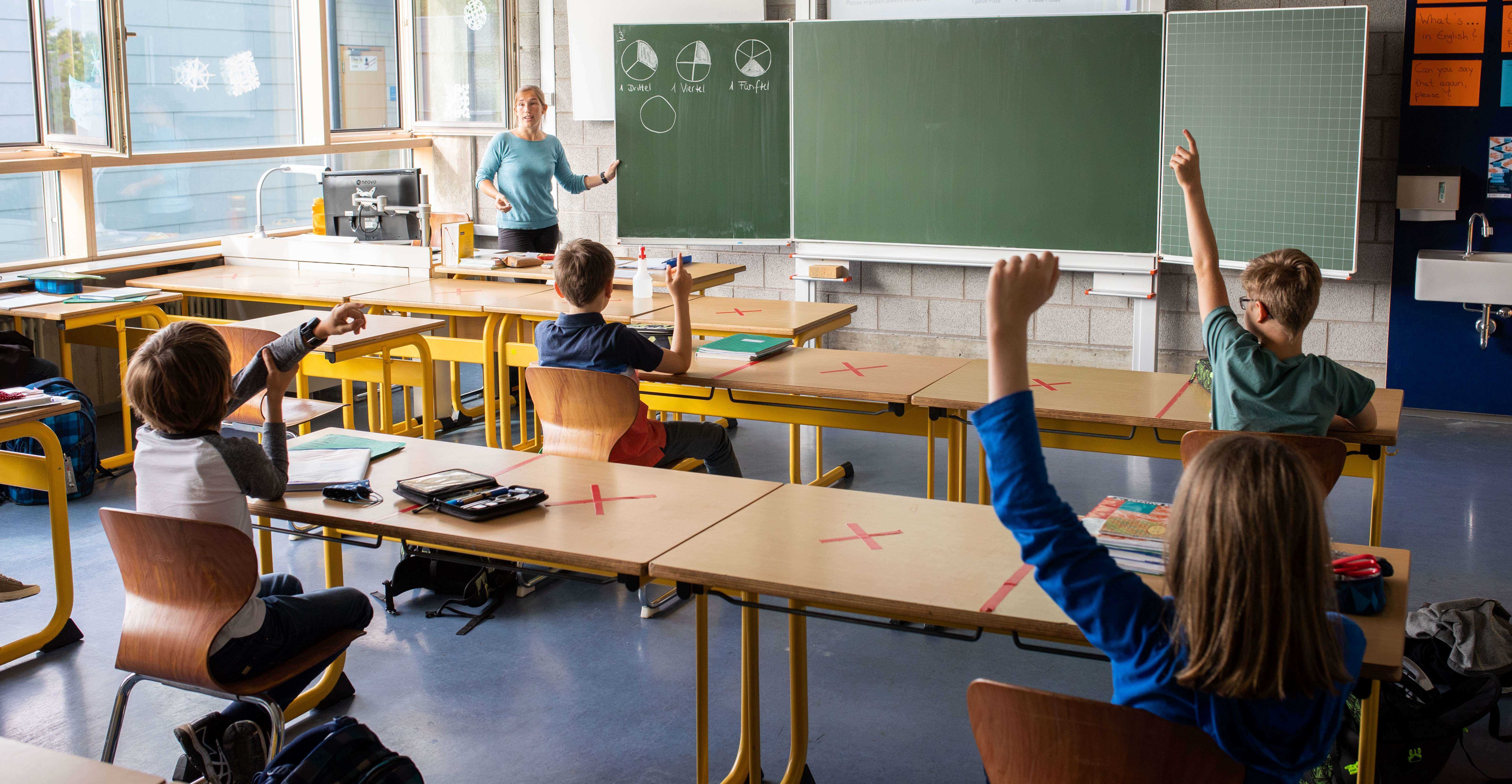 В немецких школах дети. Начальная школа в Германии Grundschule. Среднее образование в Германии. Начальное образование в Германии. In der Schule для детей.